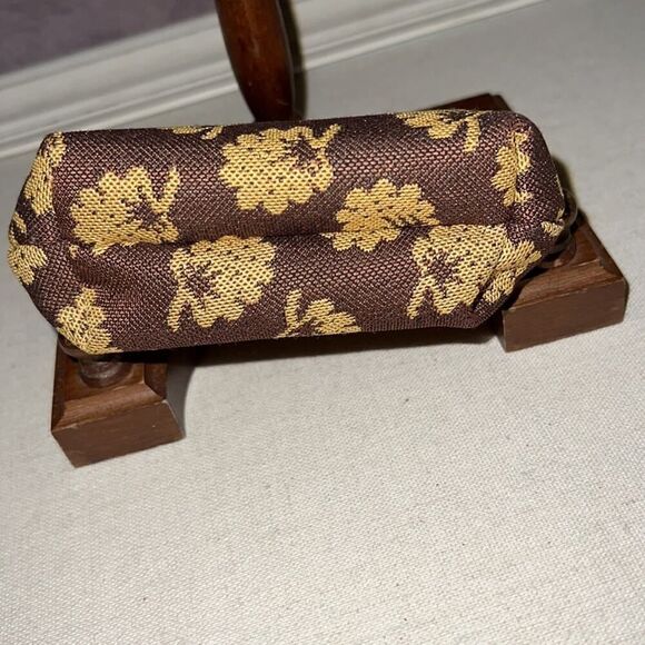 Signare brown brocade coin purse /cream accents and gold hardware NWOT - Picture 3 of 6